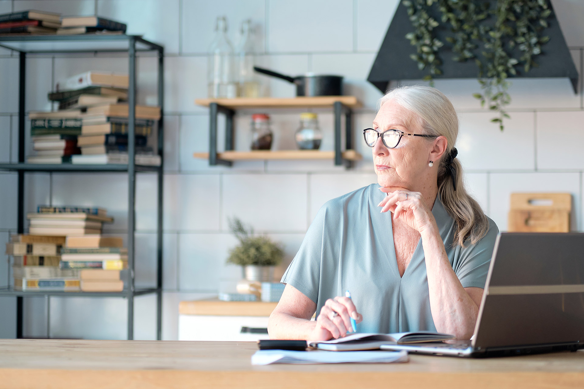 vrouw achter laptop